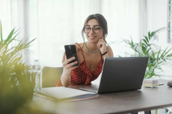 Quel est l'impact du bureau assis debout sur la productivité des employés en milieu professionnel ?