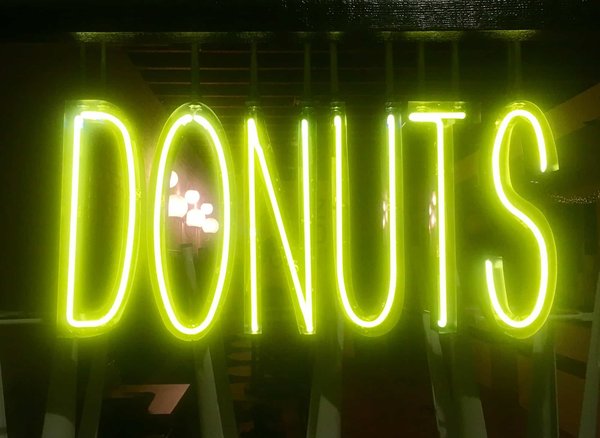 Illuminez votre commerce : Tout sur les enseignes lumineuses